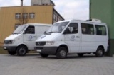 Fot. Po lewej samochd dostawczy, po prawej samochd przystosowany do przewozu osb niepenosprawnych.
